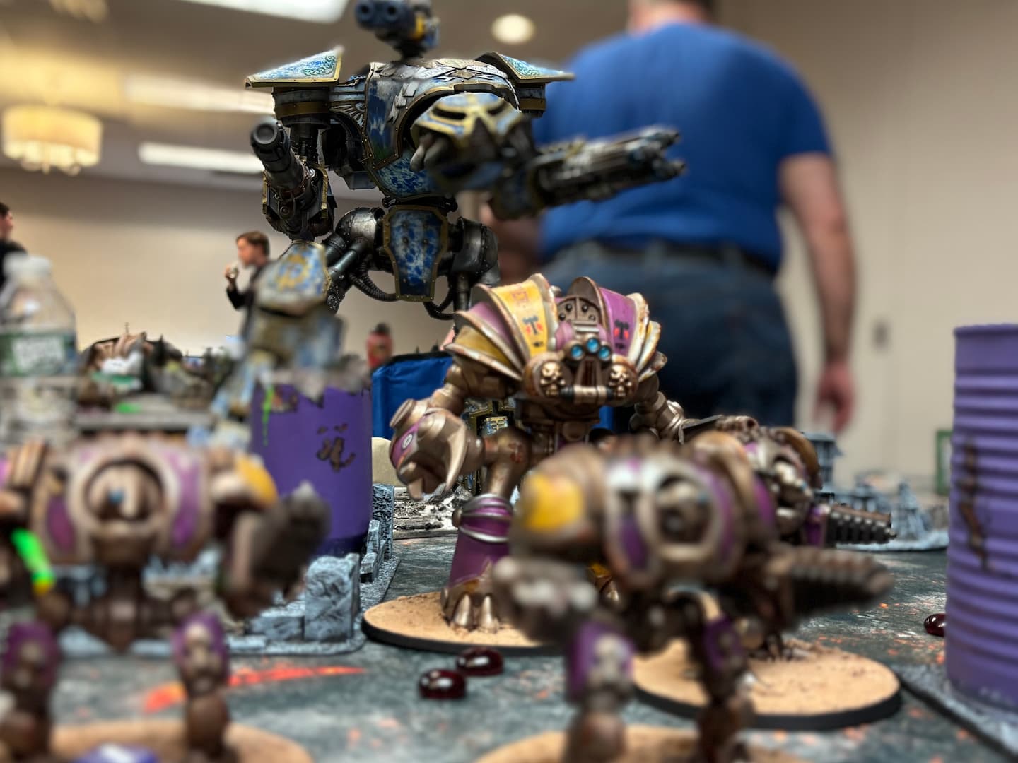 A Reaver Titan looms over a Questoris Knight household